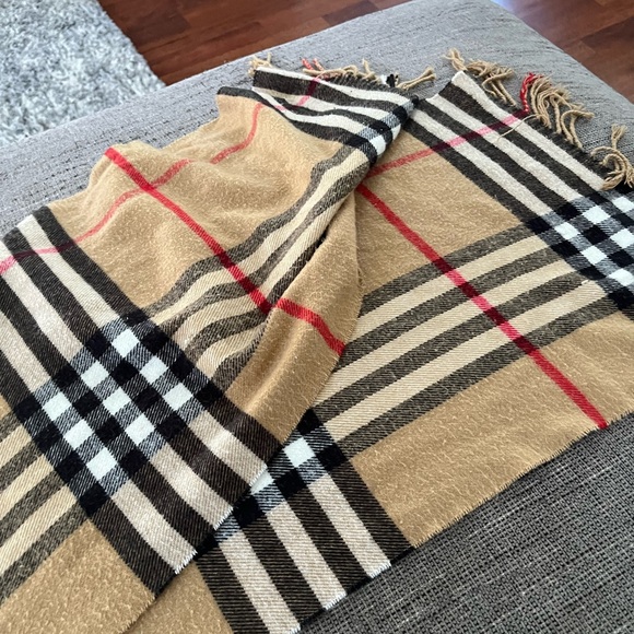 BURBERRY Cashmere Scarf - Picture 6 of 6
